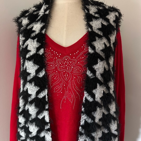 3x soft black and white vest. Nice long length. - Picture 9 of 9